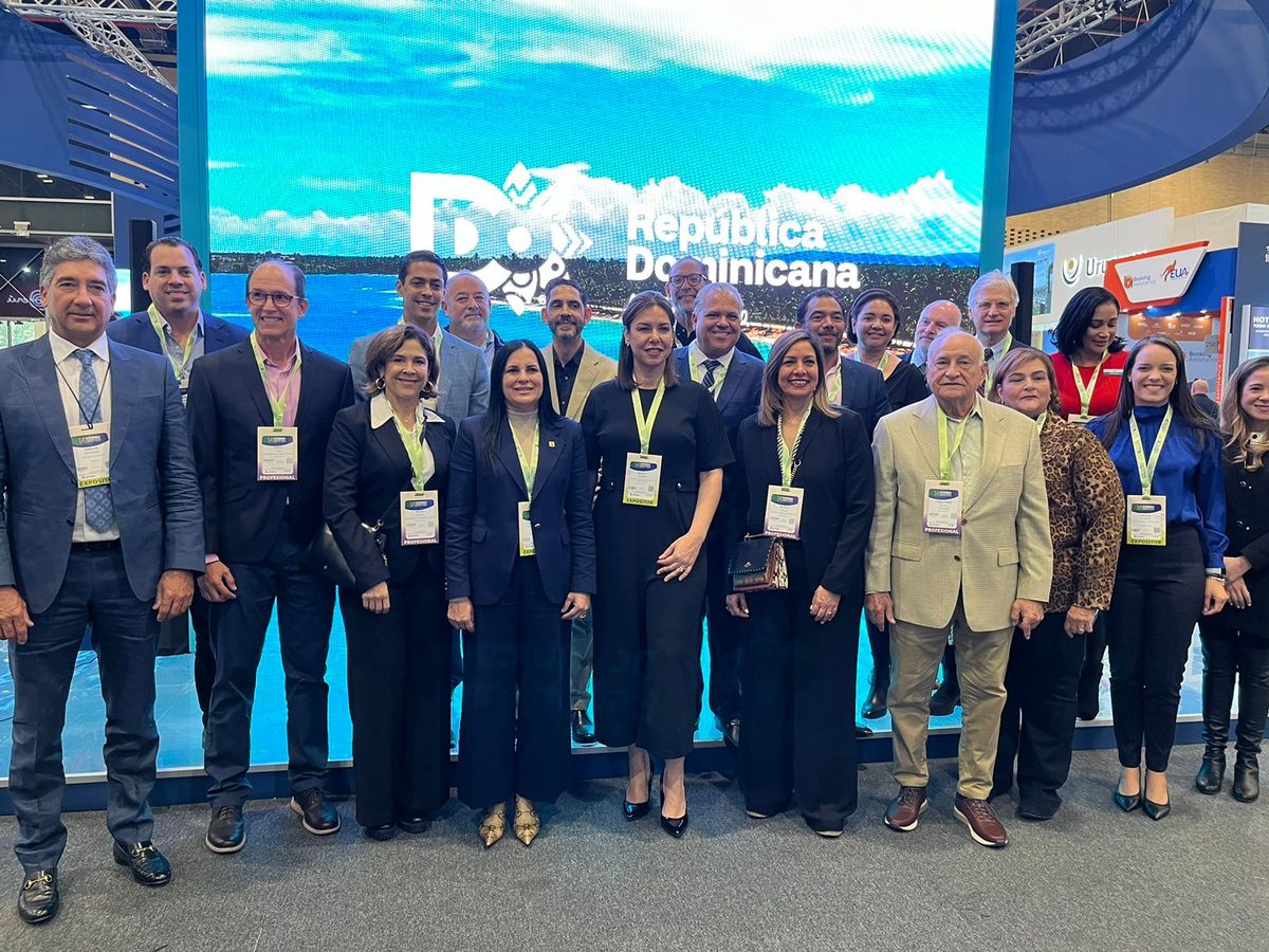 Delegación de Puerto Plata en el stand de República Dominicana en la Vitrina Turística Anato 2024.