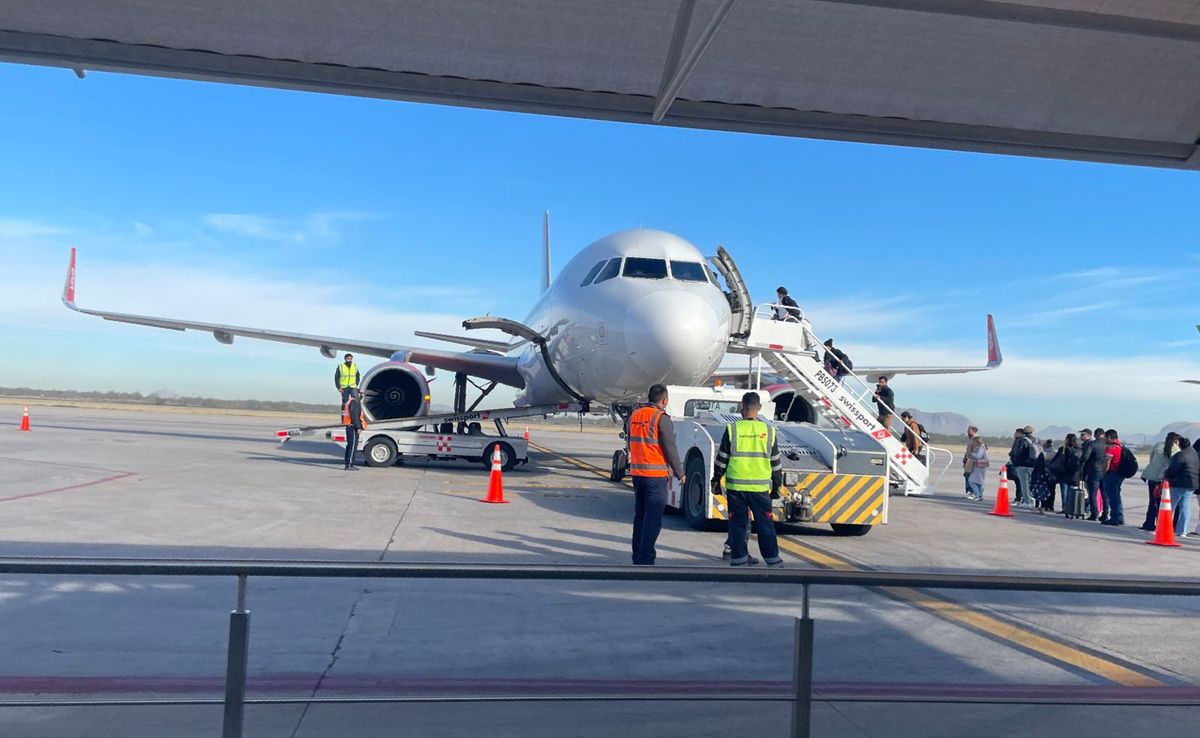 En el primer cuatrimestre de 2023, el número de pasajeros transportados en vuelos nacionales creció 20.5% más respecto a 2022.