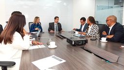 El ministro de Comercio, Industria y Turismo, Mauricio Gómez Amín, la gobernadora de San Andrés y la representante a la Cámara Elizabeth Jay-Pang participaron en la mesa de trabajo para definir acciones que fortalezcan el turismo y el desarrollo económico de la isla.