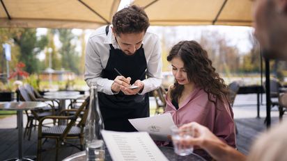 Consulta popular: ¿qué respaldo tienen preguntas sobre trabajo por horas en turismo y regreso de los casinos?