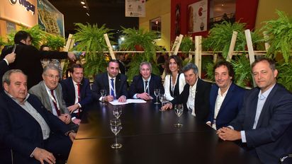 Fernando Desbosts, y Gustavo Hani, rubricaron el convenio. Hoteleros y agencias de viajes, buscan traccionar la comercialización del turismo nacional