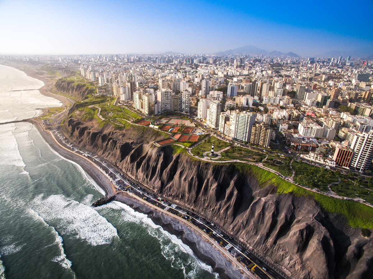 El Malecón de Miraflores ofrece vistas al Pacífico y conecta parques, playas urbanas y algunos de los sectores gastronómicos más activos de Lima. El Malecón de Miraflores ofrece vistas al Pacífico y conecta parques, playas urbanas y algunos de los sectores gastronómicos más activos de Lima.