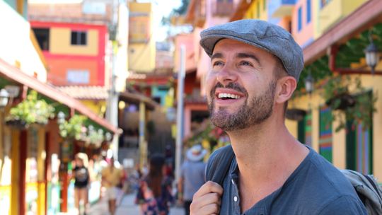 En Colombia, Guatapé enamora a los viajeros con calles llenas de color, paisajes inolvidables y planes ideales para una escapada de fin de semana.