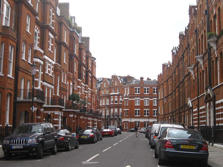 La arquitectura inglesa se caracteriza por la presencia de hierro y ladrillos en sus fachadas.