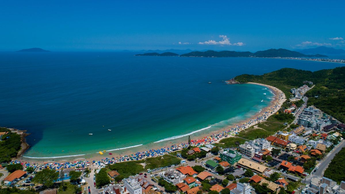 Verano 2026 en Brasil: Quatro Ilhas en Bombinhas es una de las playas más encantadoras del sur del país. Verano 2026 en Brasil: Quatro Ilhas en Bombinhas es una de las playas más encantadoras del sur del país.