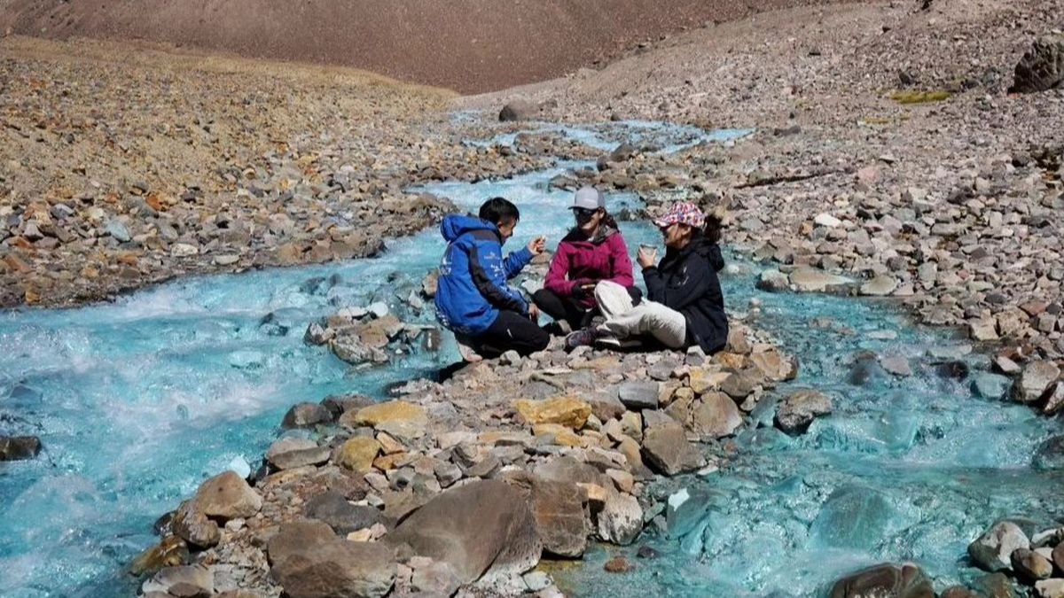 El impresionante espectáculo natural del arroyo turquesa está ubicado en la localidad de Barreal, San Juan.