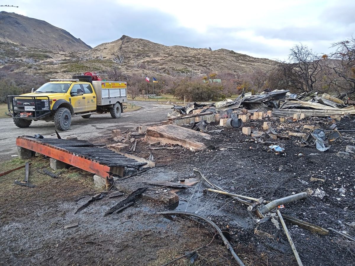 Torres del Paine: incendio destruye almacén de camping Pehoé