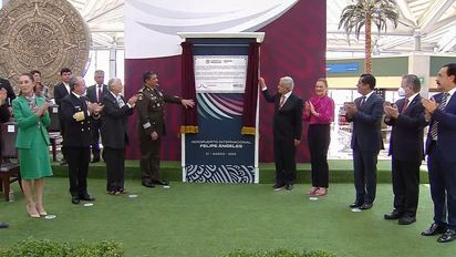 Andrés López Obrador y autoridades descubren placa de inauguración del Aeropuerto Internacional Felipe Ángeles (AIFA).