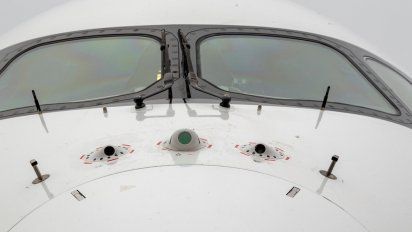 Los nuevos dispositivos y sensores de la iniciativa Dragonfly, de Airbus, en el morro de un A350.