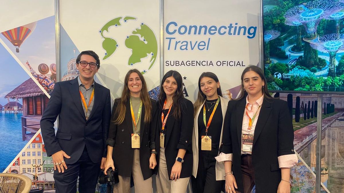 Parte del equipo de Connecting Travel que estuvo presente en un stand de FIT 2025.