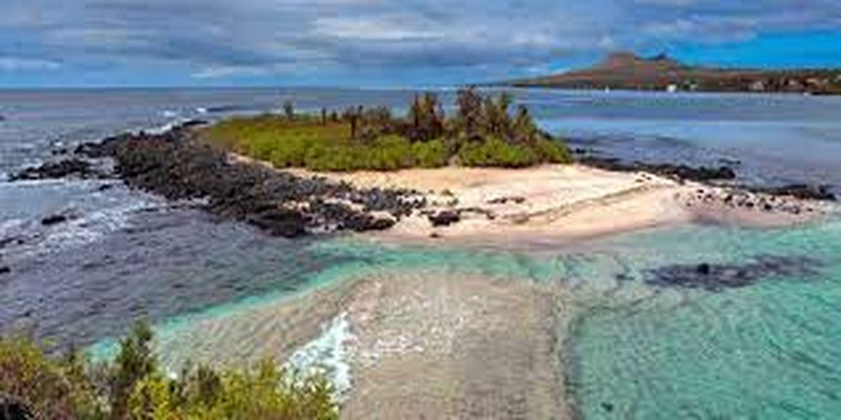 La Isla Floreana es una pequeña isla poblada del Archipiélago de Galápagos. Floreana es conocida por sus historias de Piratas, colonos, bucaneros  y balleneros. Un lugar perfecto para pasar carnaval.