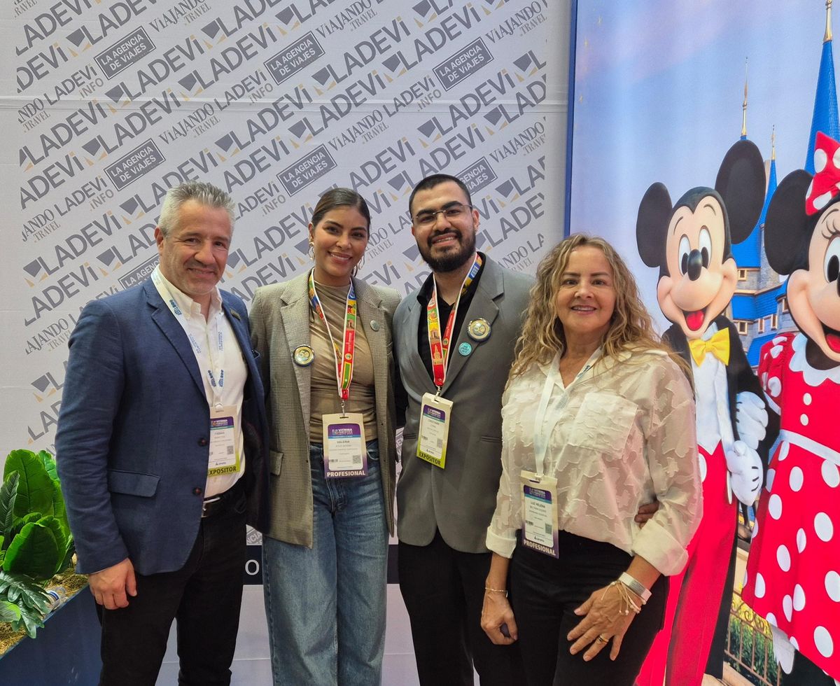 Fabián Manotas, director regional Ladevi Medios, junto al equipo de Gestión Turística Cartagena by Portofino. 
