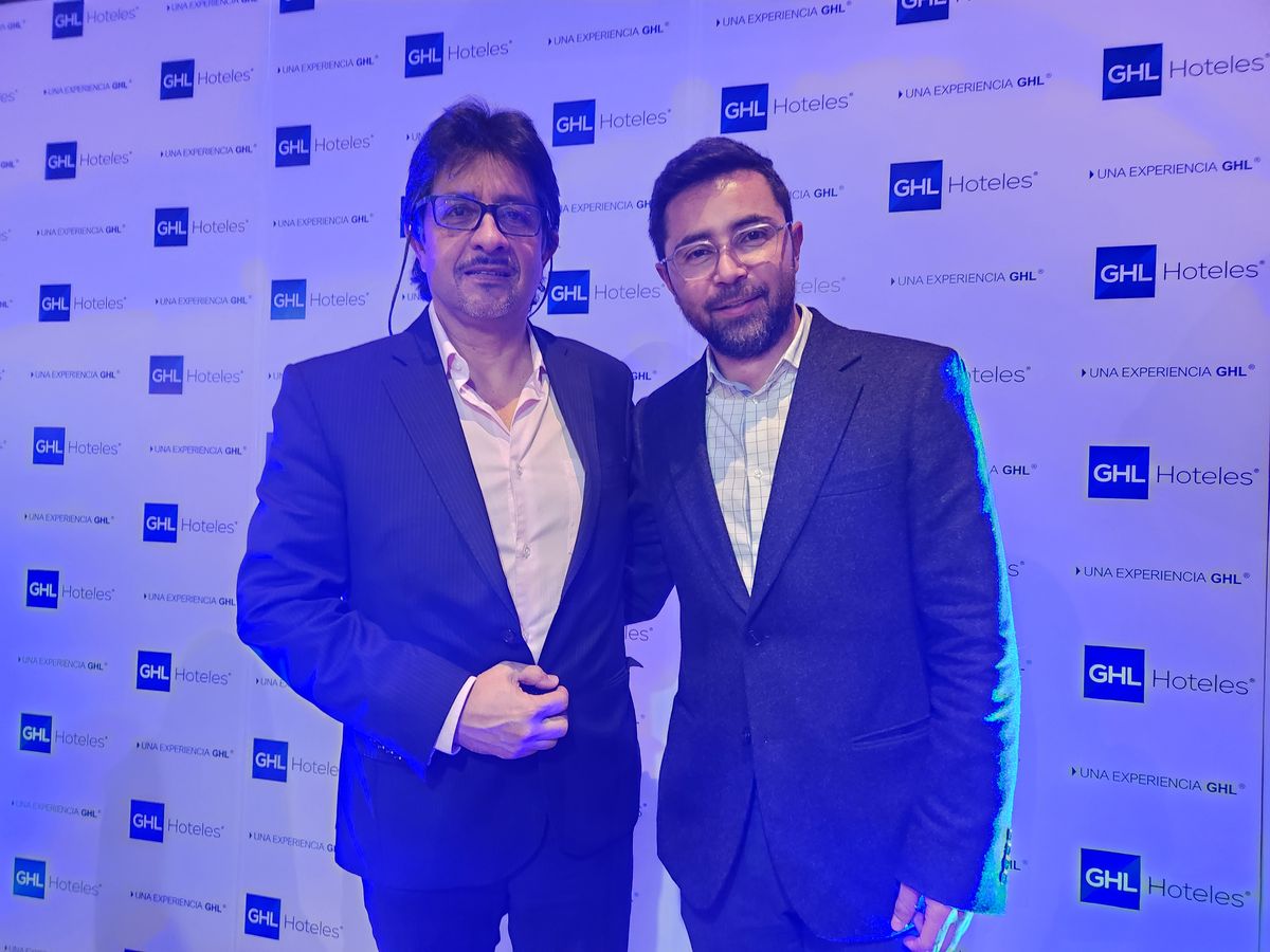 Juan Rodríguez Medina, director corporativo de Mercadeo y Ventas del Grupo GHL Holding, y Fabian Suarez, coordinador de Tour & Travel en GHL Hotels.