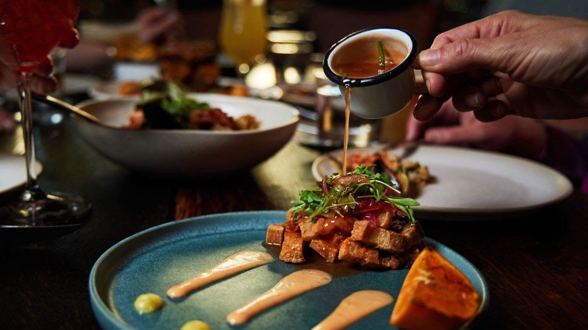 Visit Oakland asegura que la ciudad está repleta de restaurantes y bares que sirven una increíble cocina global y deliciosos cocteles que celebran la diversa cultura de The Town.