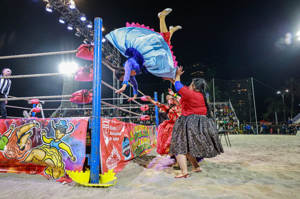 Iquique: Cholitas Luchadoras convocó a 4 mil personas en Cavancha.