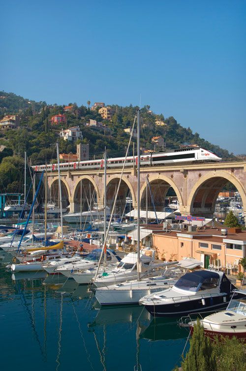 Los recorridos permiten apreciar modernos paisajes urbanos o encantadoras fisonomías naturales, experiencias que se transforman en parte del viaje.