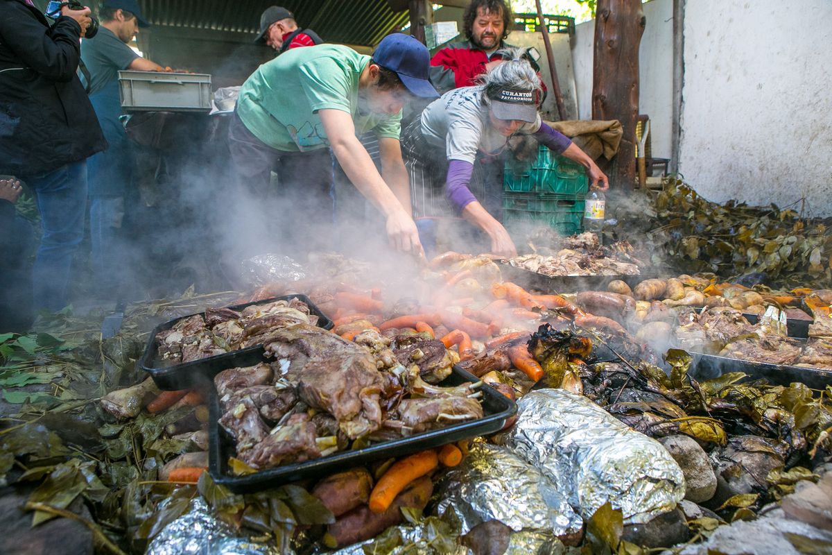 El curanto, proveniente del araucano (idioma mapuche) significa “piedra caliente”, es un método tradicional de cocinar alimentos.