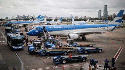 Mientras se discutan las paritarias con los gremios, los vuelos de Aerolíneas Argentinas no se cancelan. La amenaza de Javier Milei de cerrar AR, en stand by.