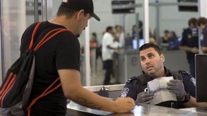 La obligatoriedad de ingresar a Estados Unidos con un certificado de vacunación válido contra el Covid-19 está a punto de derogarse. La obligatoriedad de ingresar a Estados Unidos con un certificado de vacunación válido contra el Covid-19 está a punto de derogarse.