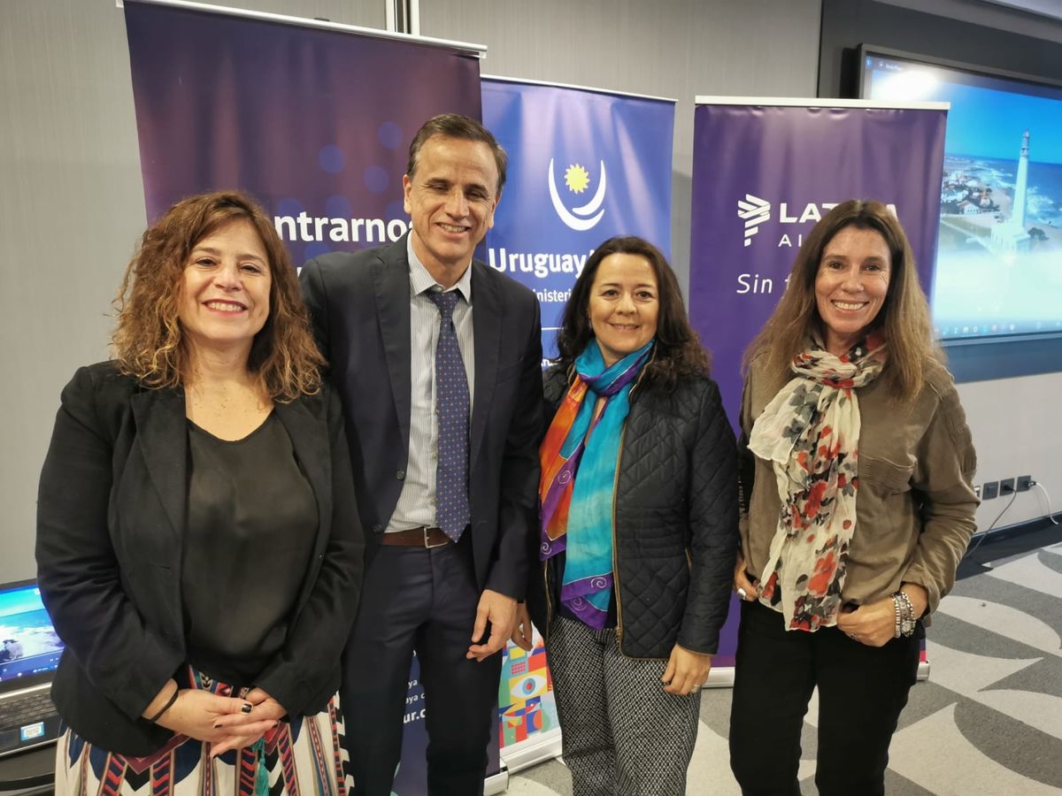 María Julia Fernández, coordinadora de promoción y comunicación Camtur; Fernando Tapia, Vicepresidente de Camtur; Lorena Arriagada; secreteria general Achet; Lorena Sorondo, presidenta del Comité de Agencias de Viajes Minoristas Achet.