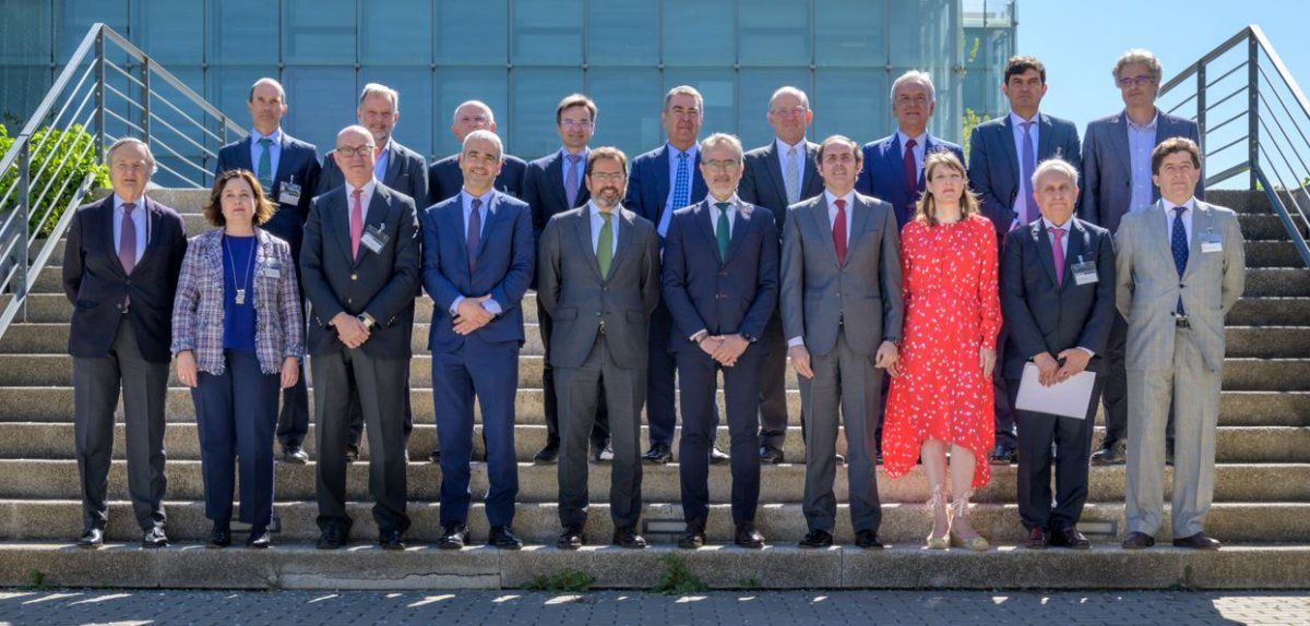 Fotografía de los principales líderes de las empresas y organizaciones que forman de la primera Alianza para la Sostenibilidad del Transporte Aéreo en España.