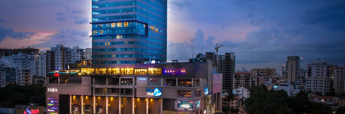 JW Marriott Hotel Santo Domingo es un hotel de lujo situado en el distrito Piantini del centro de Santo Domingo que cuenta con 150 habitaciones, incluyendo una exclusiva Suite Presidencial de 2,000 pies cuadrados.