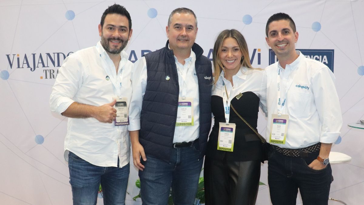 Equipo de la SIM Card internacional Conecty, encabezado por Carlos Gómez, director del Canal de Distribuidores (2do izq.).