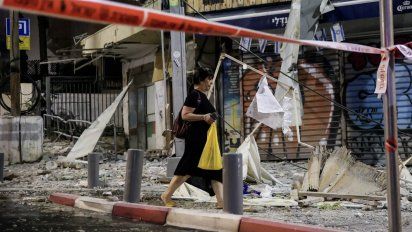 Turista entre las ruinas de un edificio en Tel Aviv (Israel).