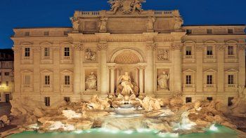 La Fontana di Trevi, ícono de Roma, fue construida en el siglo XVIII por el arquitecto Nicola Salvi.