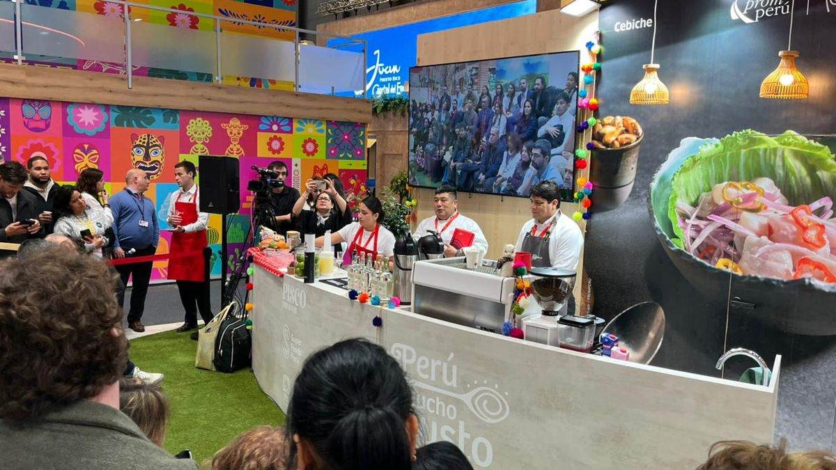 El chef Joseph Arias realizó preparando la bebida bandera nacional Pisco Sour.