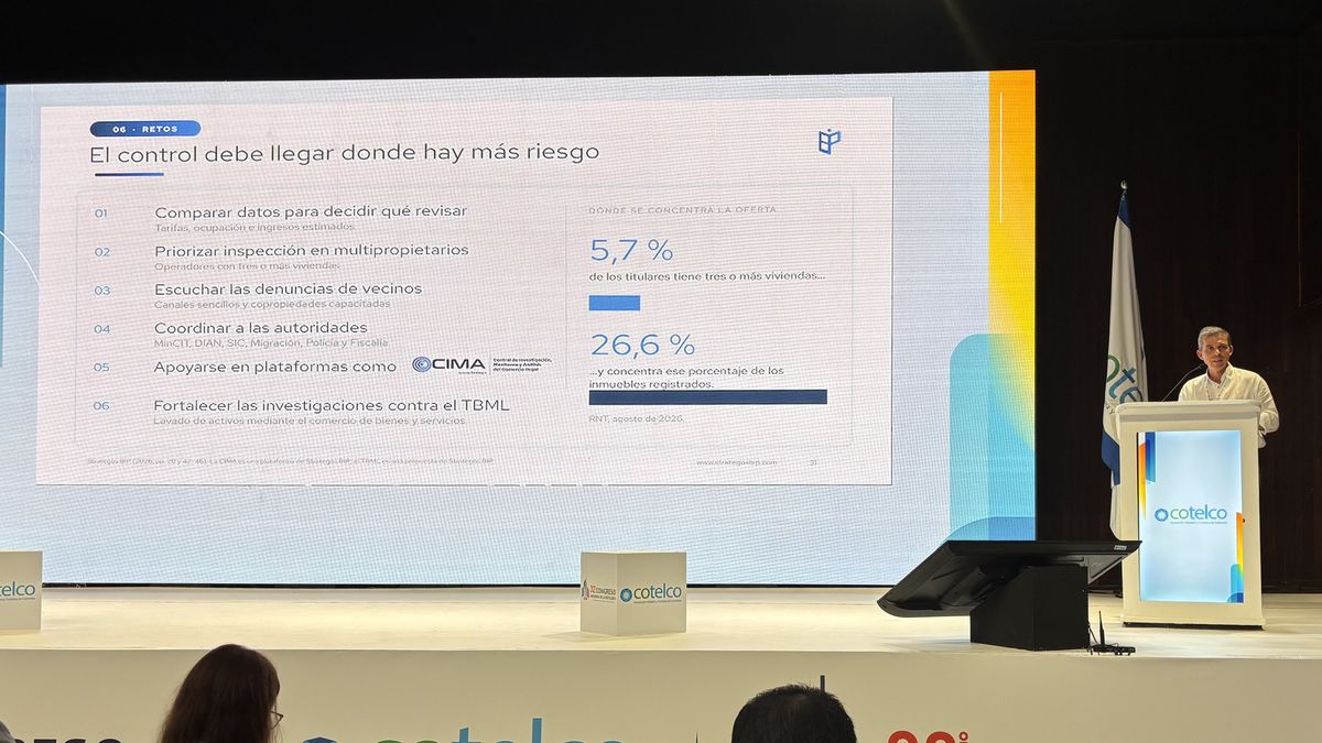 Juan Carlos Buitrago, presidente de Strategos BIP, durante su intervención en el Congreso Nacional de la Hotelería 2026, donde abordó los riesgos de la informalidad en el alojamiento turístico.