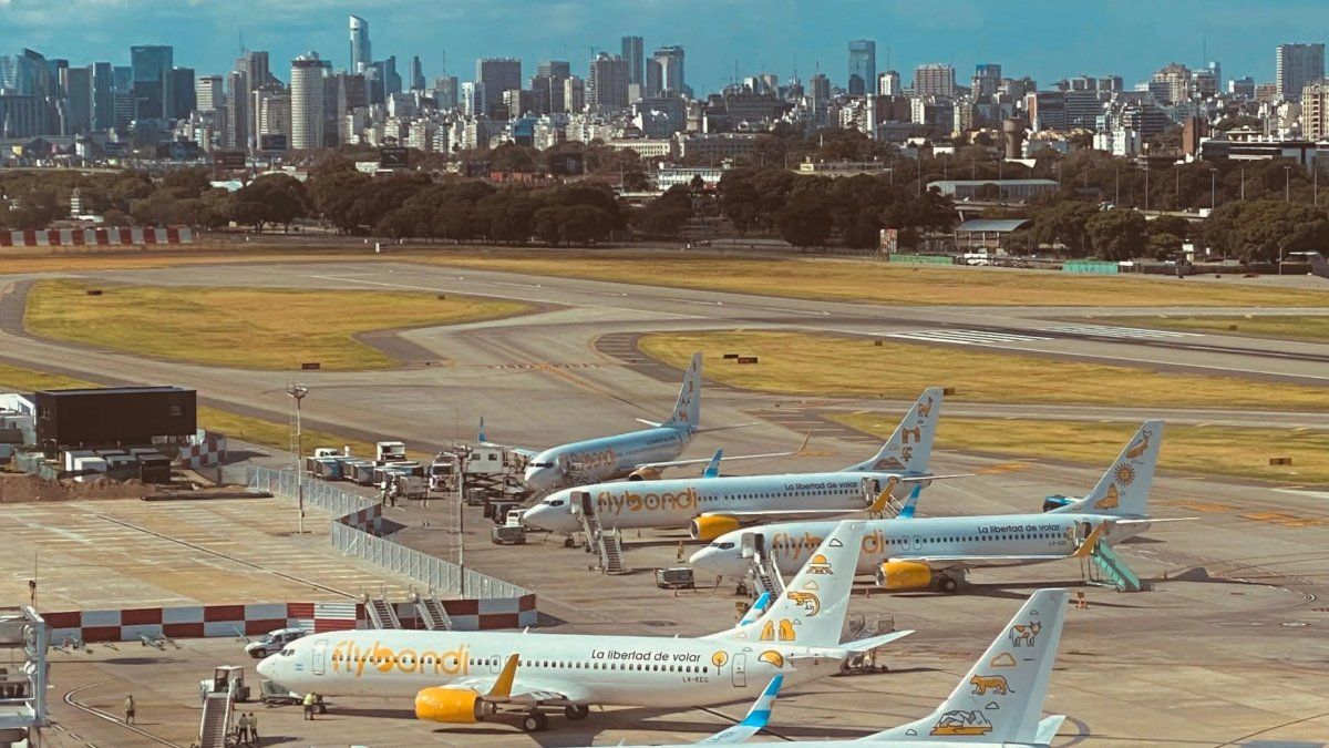 Flybondi reorganiza sus operaciones a pedido del Gobierno.