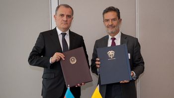 Ceyhun Bayramov, canciller de Azerbaiyán, y Omar Bula Escobar, canciller de Colombia, durante la firma del acuerdo bilateral.