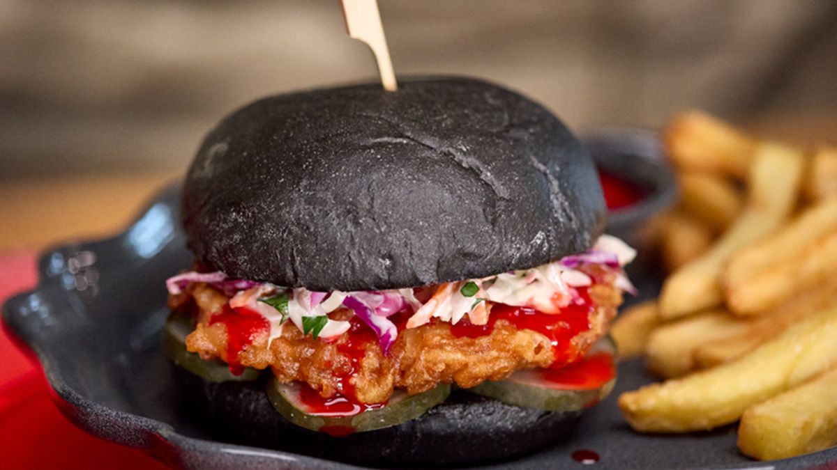 Aquellos que se divierten con películas sangrientas no pueden dejar de probar “Blood” Orange Chicken Sandwich en Dark Universe, dentro de Universal Epic Universe. Aquellos que se divierten con películas sangrientas no pueden dejar de probar “Blood” Orange Chicken Sandwich en Dark Universe, dentro de Universal Epic Universe.