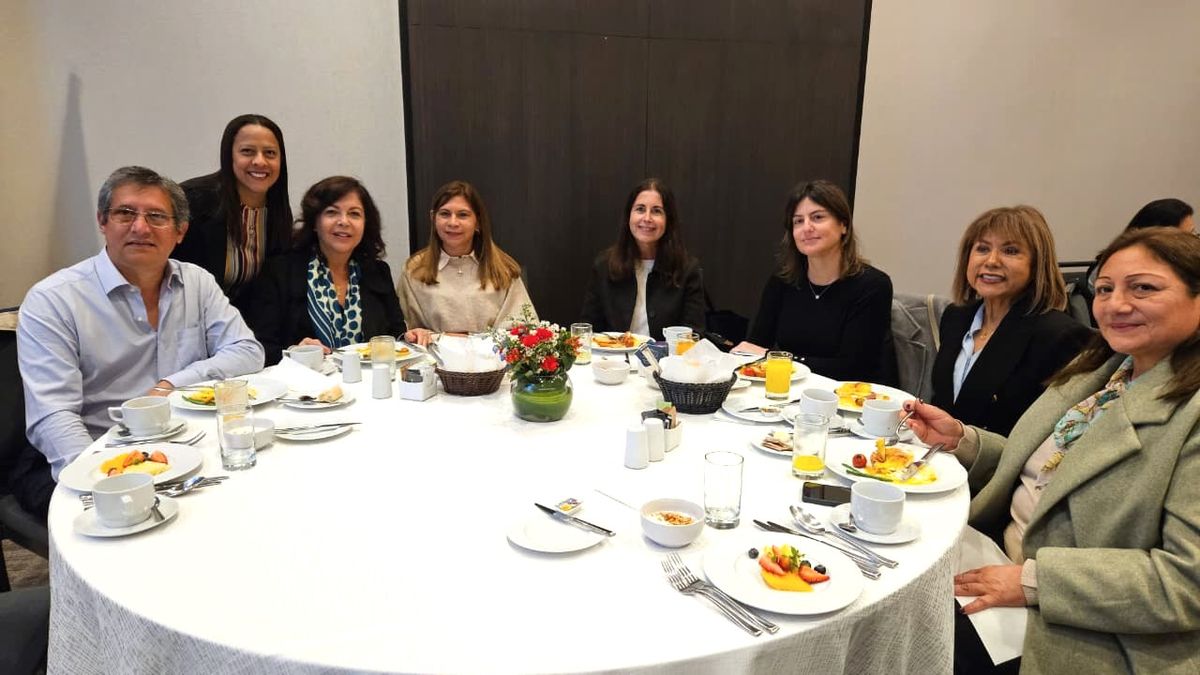 Milagros Olivos junto a las principales agencias y vendedores potenciales, presentes en la capacitación de Oceania Cruises y Regent Seven Seas.