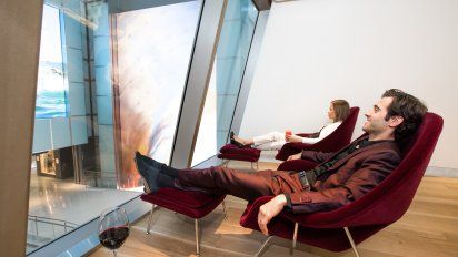 Con copa de vino en mano y cómodos sillones, la espera es agradable en los salones VIP de los aeropuertos.