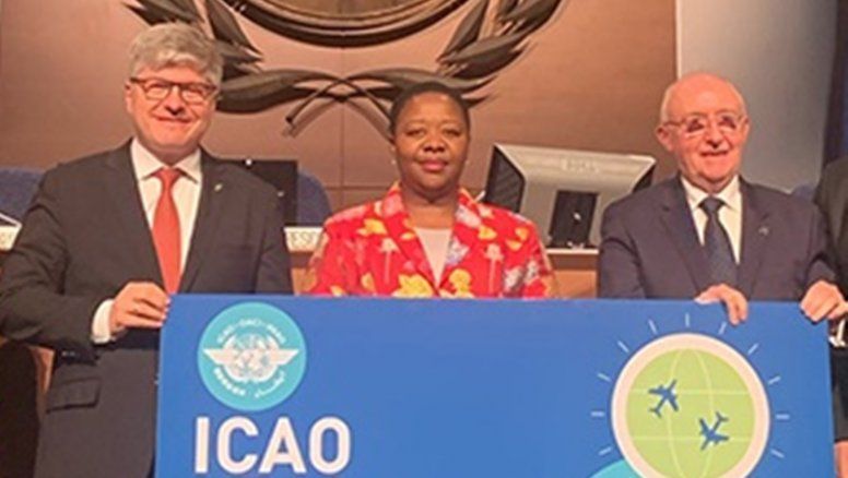 Juan Carlos Salazar y Salvatore Sciacchitano, secretario General y presidente del Consejo de OACI. Entre ambos, Poppy Khoza, directora General de Aviación Civil de Sudáfrica y la primera mujer elegida como Presidenta de la Asamblea de la OACI.