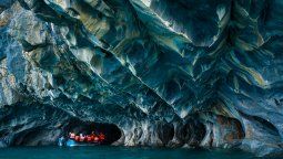 Las Capillas de Mármol destacan por sus formaciones rocosas y colores únicos en la Patagonia chilena.
