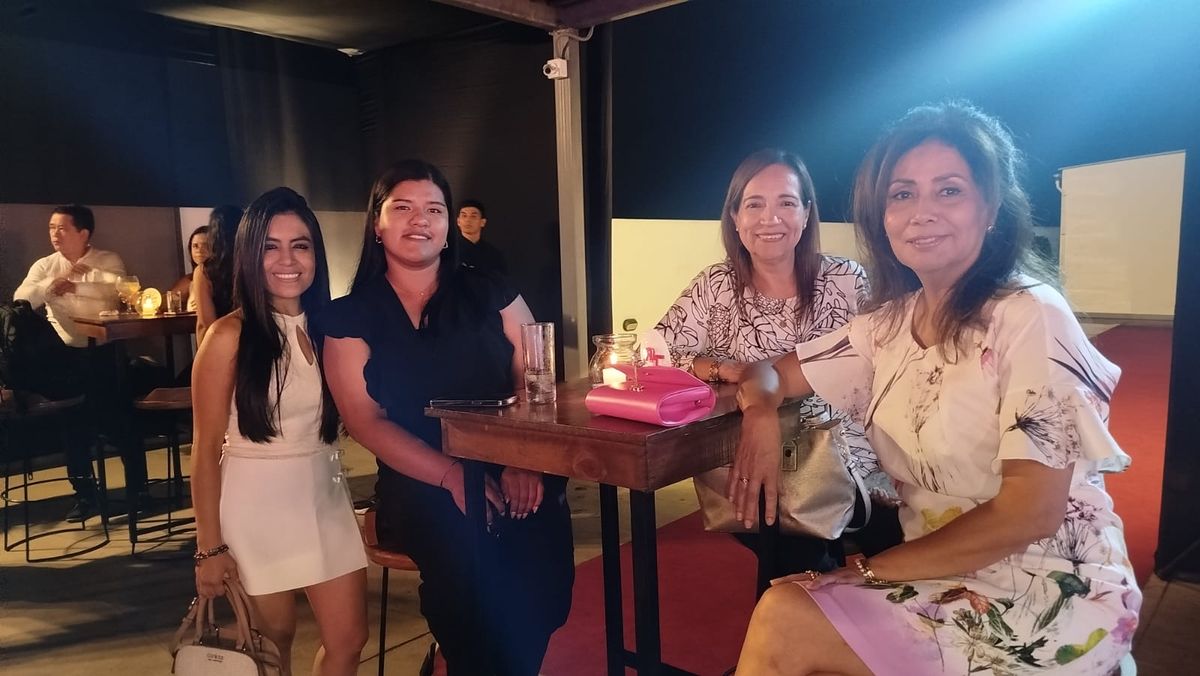 Leslie Medina, ejecutiva comercial del Grupo GEA Perú, junto a agencias de viajes invitadas.