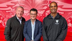 John Lovell, Senior Advisor de Virgin Voyages; Alberto Muñoz, líder de Desarrollo de Virgin Voyages para México y Latinoamérica; y Nirmal Saverimuttu, CEO.