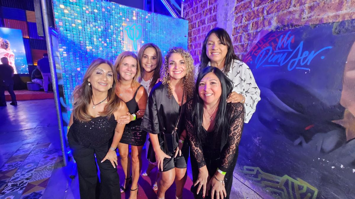Socias comerciales y agentes invitados a la celebración de inicio de año de Discover.