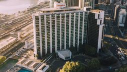 Inaugurado en agosto de 1972, el Sheraton Buenos Aires dispone de 740 habitaciones y suites en el barrio porteño de Retiro.