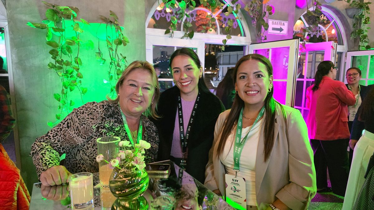 Janni Fallaque junto a invitadas. Janni Fallaque junto a invitadas.