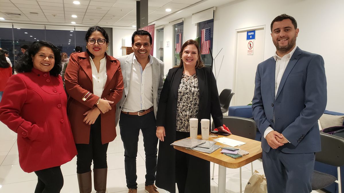 Representantes del Meliá Hotels International junto a las agencias de viajes.