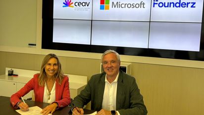 Carlos Garrido (CEAV) firmando un acuerdo con Microsoft