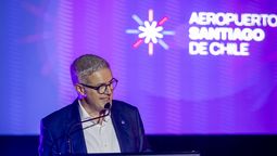 Nicolas Claude, gerente general del Aeropuerto de Santiago, durante el acto conmemorativo de los 10 años del inicio de la concesión. Al fondo, el nuevo logo del terminal.