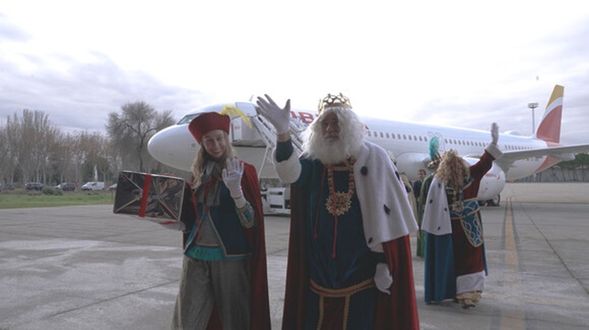 Los Reyes Magos, a su llegada a Madrid tras aterrizar en La Muñoza a bordo de un Airbus A321XLR de Iberia.