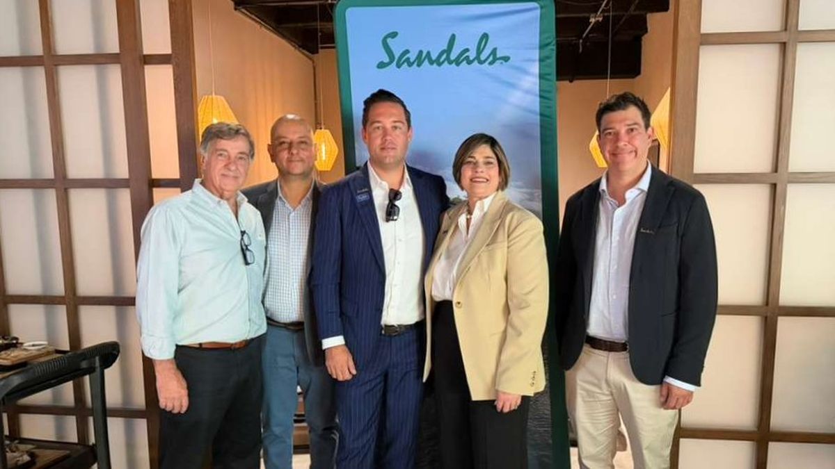 Víctor Dapena, director de la Oficina de Turismo de Curazao en Colombia; José Armando Rojas, Business Development Manager Colombia, Ecuador, Venezuela de Sandals; Jeffrey Speelman, gerente general de Sandals Royal Curaçao; Arlenes García, directora de Ventas y Marketing para Latinoamérica de Sandals and Beaches Resorts; Isbert Bermúdez Regional Sales Manager, Latin America de Sandals.