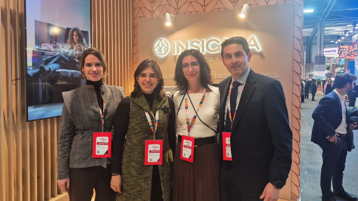 Raquel Melis Cerdán, líder de Marketing en Europa; Carolina Romero, directora de Planeación Comercial; Leire Ortiz, ejecutiva de Ventas; Alejandro Mazuera, ejecutivo de Ventas de Avianca España, en el marco de Fitur 2026.