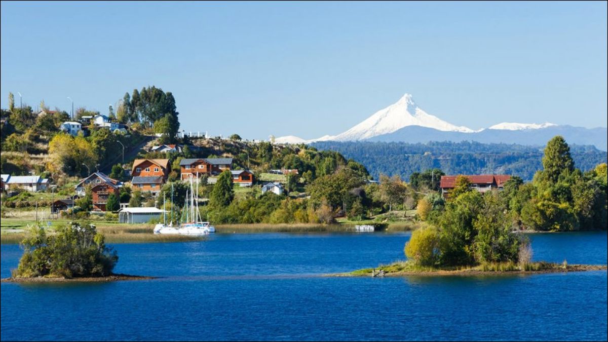Las playas del Lago Llanquihue ofrecen vistas privilegiadas a volcanes, aguas aptas para el baño y una completa infraestructura turística en verano.